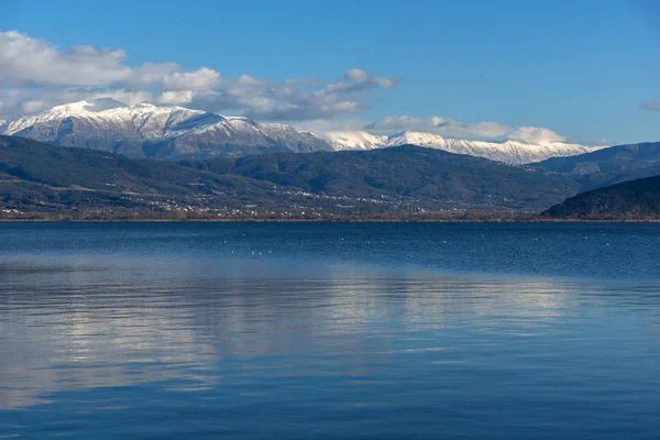 Lake Pamvotida panoramik manzara inanılmaz Pindus dağ ve Yanya şehir, Epirus, Yunanistan