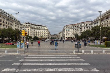 Thessaloniki, Yunanistan - 30 Eylül 2017: Selanik şehir, orta Makedonya, Yunanistan ortasına Aristotelous Meydanı'nda yürüyüş insanlar