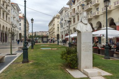 Thessaloniki, Yunanistan - 30 Eylül 2017: Selanik şehir, orta Makedonya, Yunanistan ortasına Aristotelous Meydanı'nda yürüyüş insanlar