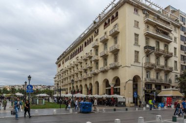 Thessaloniki, Yunanistan - 30 Eylül 2017: Selanik şehir, orta Makedonya, Yunanistan ortasına Aristotelous Meydanı'nda yürüyüş insanlar