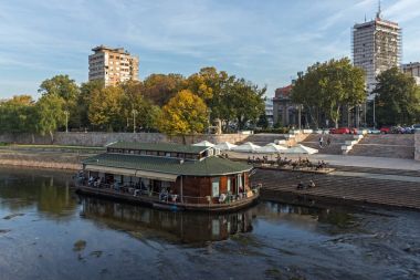 Nis, Sırbistan - 21 Ekim 2017: panoramik şehir NIS ve Nisava Nehri, Sırbistan üzerinde köprü