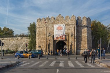 Nis, Sırbistan - 21 Ekim 2017: Sunset görünümünü giriş kale Belediye Başkanı niş, Sırbistan