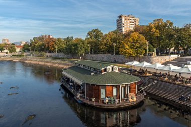 Nis, Sırbistan - 21 Ekim 2017: panoramik şehir NIS ve Nisava Nehri, Sırbistan üzerinde köprü