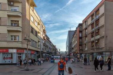 Nis, Sırbistan - 21 Ekim 2017: insanlar şehir niş, Sırbistan Merkez sokakta yürüyen