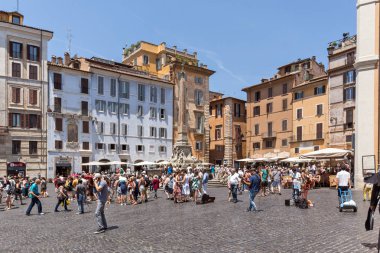 Rome, İtalya - 23 Haziran 2017: Turist çeşme Pantheon yılında Roma, İtalya, şehrin önünde önünde
