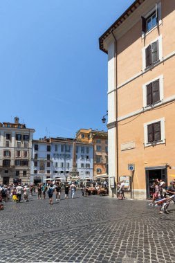 Rome, İtalya - 23 Haziran 2017: Turist çeşme Pantheon yılında Roma, İtalya, şehrin önünde önünde