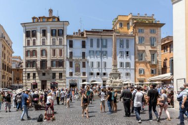Rome, İtalya - 23 Haziran 2017: Turist çeşme Pantheon yılında Roma, İtalya, şehrin önünde önünde