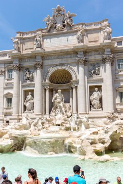 Rome, İtalya - 23 Haziran 2017: Roma, İtalya, şehirde Trevi Çeşmesi (Fontana di Trevi) gelen turist