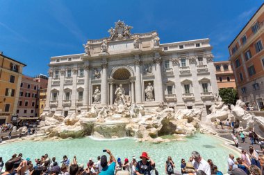 Rome, İtalya - 23 Haziran 2017: Roma, İtalya, şehirde Trevi Çeşmesi (Fontana di Trevi) gelen turist