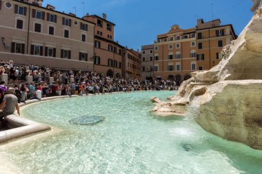 Rome, İtalya - 23 Haziran 2017: Roma, İtalya, şehirde Trevi Çeşmesi (Fontana di Trevi) gelen turist