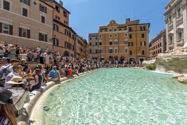 Rome, İtalya - 23 Haziran 2017: Roma, İtalya, şehirde Trevi Çeşmesi (Fontana di Trevi) gelen turist
