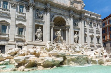 Rome, İtalya - 23 Haziran 2017: Roma, İtalya, şehirde Trevi Çeşmesi (Fontana di Trevi) gelen turist