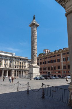 Rome, İtalya - 23 Haziran 2017: Roma, İtalya Palazzo Chigi önünde Marcus Aurelius sütunun görünümü şaşırtıcı