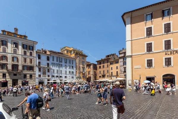 Roma Itália Junho 2017 Turistas Frente Fonte Frente Panteão Cidade — Fotografia de Stock