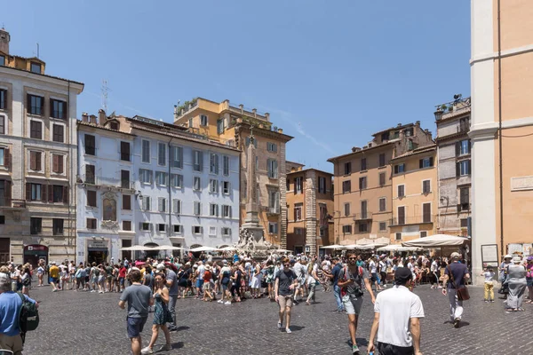 Roma Itália Junho 2017 Turistas Frente Fonte Frente Panteão Cidade — Fotografia de Stock