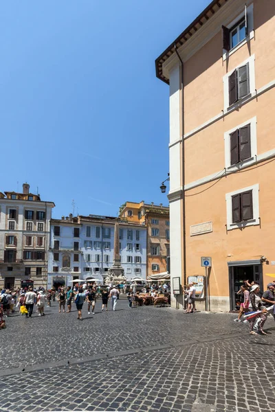 Rome, İtalya - 23 Haziran 2017: Turist çeşme Pantheon yılında Roma, İtalya, şehrin önünde önünde