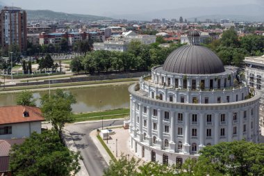 Skopje, Makedonya - 13 Mayıs 2017: Üsküp şehir Panorama üzerinden kale (Kale kale) Old Town, Makedonya Cumhuriyeti