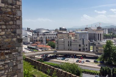 Skopje, Makedonya - 13 Mayıs 2017: Üsküp şehir Panorama üzerinden kale (Kale kale) Old Town, Makedonya Cumhuriyeti