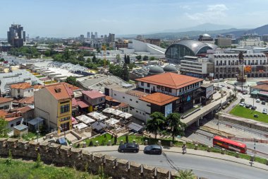 Skopje, Makedonya - 13 Mayıs 2017: Üsküp şehir Panorama üzerinden kale (Kale kale) Old Town, Makedonya Cumhuriyeti