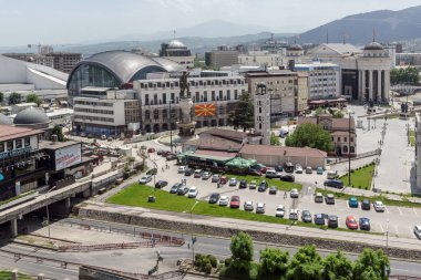 Skopje, Makedonya - 13 Mayıs 2017: Üsküp şehir Panorama üzerinden kale (Kale kale) Old Town, Makedonya Cumhuriyeti