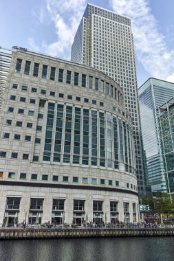 Londra, İngiltere - 17 Haziran 2016: İşletme binası ve gökdelen Canary Wharf, Londra, İngiltere, İngiltere'de