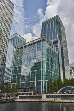 Londra, İngiltere - 17 Haziran 2016: İşletme binası ve gökdelen Canary Wharf, Londra, İngiltere, İngiltere'de