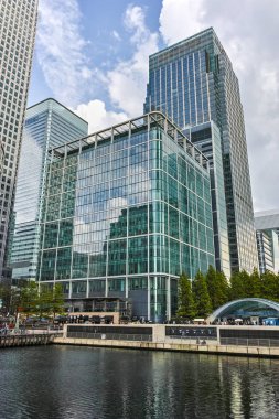 Londra, İngiltere - 17 Haziran 2016: İşletme binası ve gökdelen Canary Wharf, Londra, İngiltere, İngiltere'de