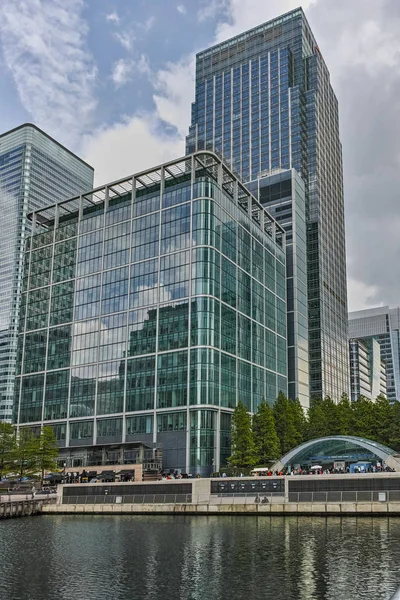 Londra, İngiltere - 17 Haziran 2016: İşletme binası ve gökdelen Canary Wharf, Londra, İngiltere, İngiltere'de