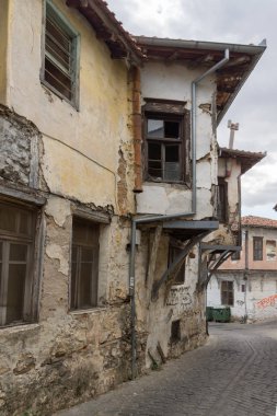 Xanthi, Yunanistan - 23 Eylül 2017: Street ve eski evleri eski kasaba İskeçe, Doğu Makedonya ve Trakya, Yunanistan