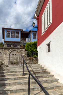 Xanthi, Yunanistan - 23 Eylül 2017: Street ve eski evleri eski kasaba İskeçe, Doğu Makedonya ve Trakya, Yunanistan