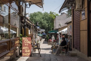 Skopje, Makedonya - 13 Mayıs 2017: şehir Üsküp, Makedonya Cumhuriyeti eski kasabada tipik sokak