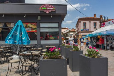 Skopje, Makedonya - 13 Mayıs 2017: şehir Üsküp, Makedonya Cumhuriyeti eski kasabada tipik sokak