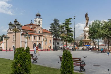 Skopje, Makedonya - 13 Mayıs 2017: Ortodoks Kilisesi kilise Aziz Demetrius ve Philip II Makedonya anıtın Üsküp, Makedonya Cumhuriyeti