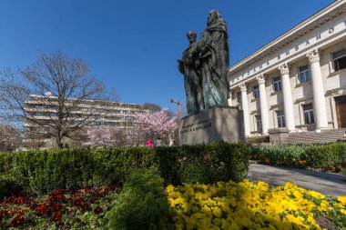 Sofia, Bulgaristan - 1 Nisan 2017: Bahar bakış Ulusal Kütüphanesi St. Cyril ve St Methodius Sofya, Bulgaristan