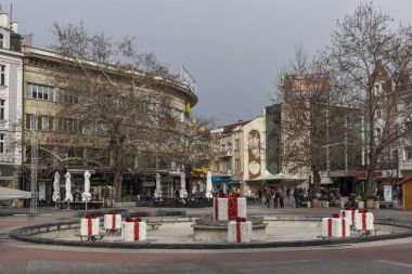 Plovdiv, Bulgaristan - 30 Aralık 2016: İnsanlar yürürken, insanlar ve evleri şehir Plovdiv, Bulgaristan merkezi Street