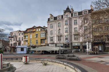Plovdiv, Bulgaristan - 30 Aralık 2016: İnsanlar yürürken, insanlar ve evleri şehir Plovdiv, Bulgaristan merkezi Street