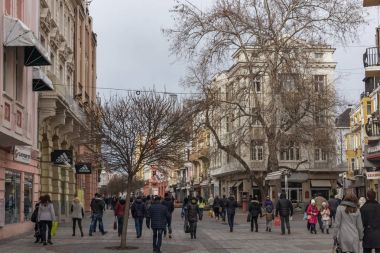 Plovdiv, Bulgaristan - 30 Aralık 2016: İnsanlar yürürken, insanlar ve evleri şehir Plovdiv, Bulgaristan merkezi Street