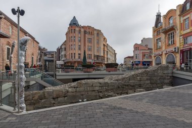 Plovdiv, Bulgaristan - 30 Aralık 2016: İnsanlar yürürken, insanlar ve sokak bölgesinde Kapana, şehir Plovdiv, Bulgaristan 