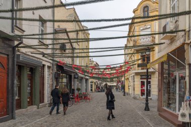 Plovdiv, Bulgaristan - 30 Aralık 2016: İnsanlar yürürken, insanlar ve sokak bölgesinde Kapana, şehir Plovdiv, Bulgaristan 