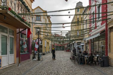 Plovdiv, Bulgaristan - 30 Aralık 2016: İnsanlar yürürken, insanlar ve sokak bölgesinde Kapana, şehir Plovdiv, Bulgaristan 
