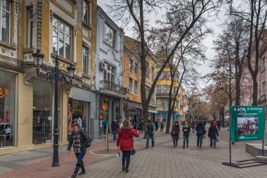Plovdiv, Bulgaristan - 30 Aralık 2016: İnsanlar yürürken, insanlar ve evleri şehir Plovdiv, Bulgaristan merkezi Street
