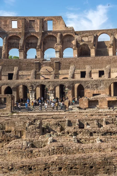 訪問都市ローマ イタリアのコロッセオの内部ローマ イタリア 2017 観光客 — ストック写真