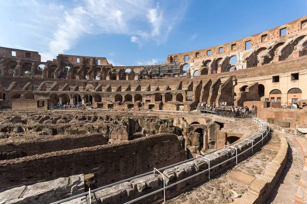 訪問都市ローマ イタリアのコロッセオの内部ローマ イタリア 2017 観光客 — ストック写真