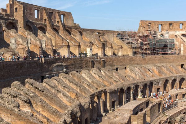РИМ, Италия - 24 июня 2017 года: Туристы, посещающие часть Колизея в городе Рим, Италия
