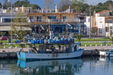 Keramoti, Yunanistan - 4 Nisan 2016: Keramoti Köyü, Doğu Makedonya ve Trakya, Yunanistan, bağlantı noktasının görünümü şaşırtıcı