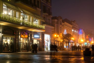 Plovdiv, Bulgaristan - 26 Aralık 2017: Gece Panorama City Noel dekorasyonu, Plovdiv, Bulgaristan ile orta Caddesi'nin