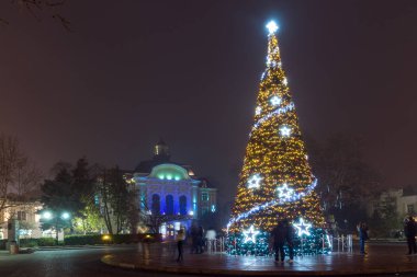 Plovdiv, Bulgaristan - 26 Aralık 2017: Noel ağacı önünde City Hall Şehir Plovdiv, Bulgaristan