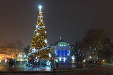 Plovdiv, Bulgaristan - 26 Aralık 2017: Noel ağacı önünde City Hall Şehir Plovdiv, Bulgaristan