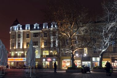 Plovdiv, Bulgaristan - 26 Aralık 2017: Gece Panorama City Noel dekorasyonu, Plovdiv, Bulgaristan ile orta Caddesi'nin