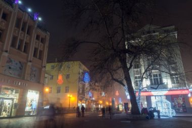 Plovdiv, Bulgaristan - 26 Aralık 2017: Gece Panorama City Noel dekorasyonu, Plovdiv, Bulgaristan ile orta Caddesi'nin